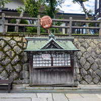 ムカつきすぎて勢いよく台パンする男性の瞬間の写真