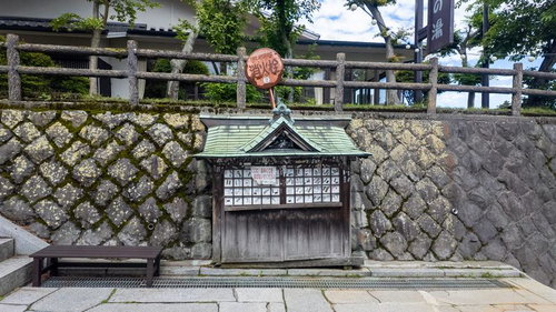 ムカつきすぎて勢いよく台パンする男性の瞬間