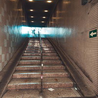 南池袋のびっくりガード横の歩行者用階段は上りが右で下りは左通行の写真