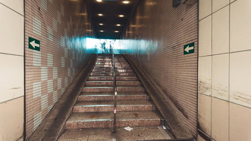 南池袋のびっくりガード横の歩行者用階段は上りが右で下りは左通行