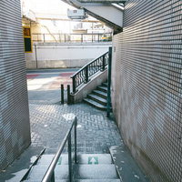 南池袋のびっくりガードへ降りる歩道階段の風景の写真