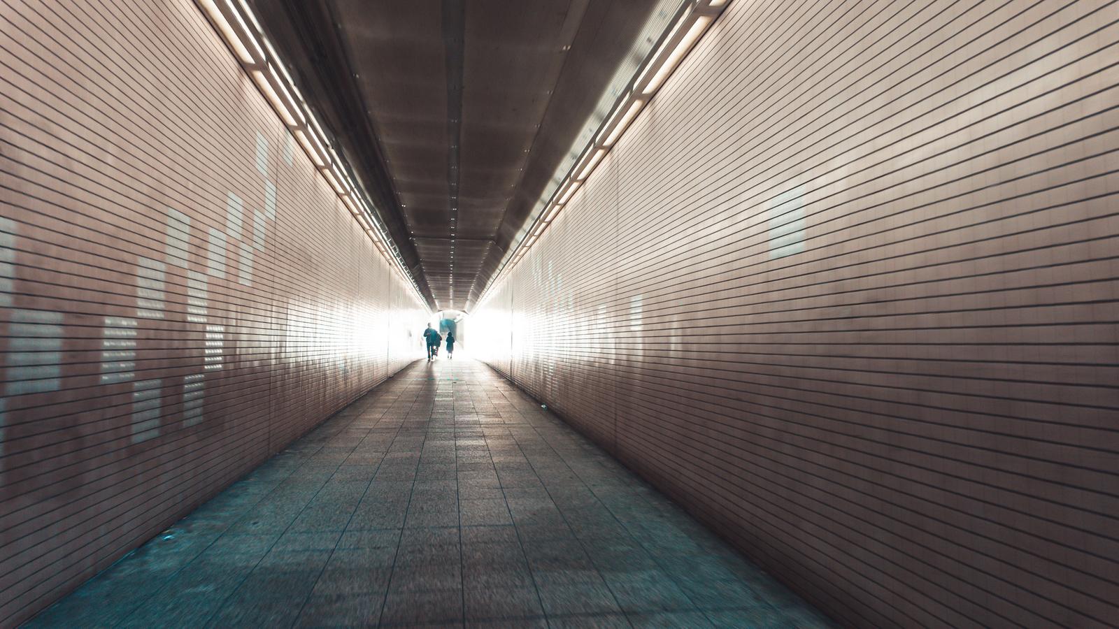 南池袋のびっくりガードの歩行者専用通路を歩く人々