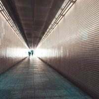 南池袋のびっくりガードを歩く人々の歩行者専用通路の写真