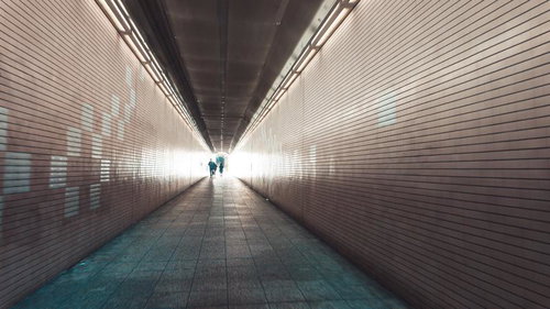 南池袋のびっくりガードを歩く人々の歩行者専用通路