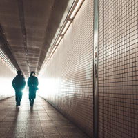 南池袋のびっくりガード通路を歩く2人の歩行者の写真