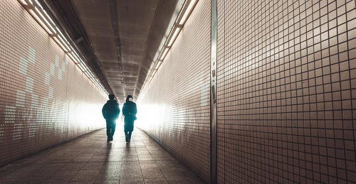 南池袋のびっくりガード通路を歩く2人の歩行者