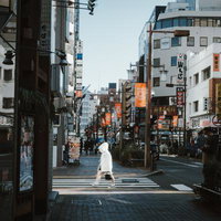 池袋トキワ通りの繁華街を歩く人々と飲食店の街並みの写真