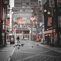 休日の西池袋・西一番街の歓楽街風景と都会の日常の写真