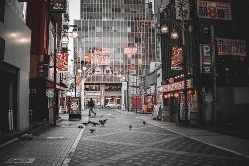 休日の西池袋・西一番街の歓楽街風景と都会の日常