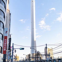 池袋の街並みに立つ白い巨塔（豊島清掃工場）の写真