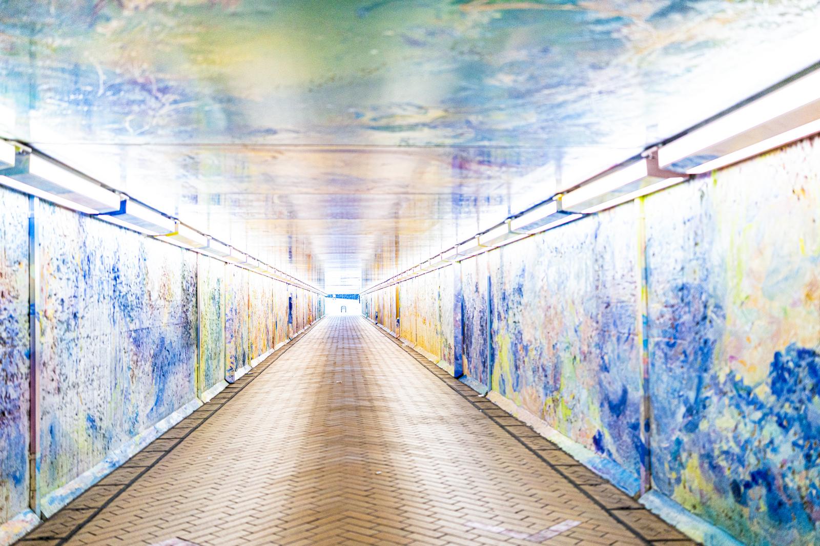 池袋のウイロード地下通路。白と青のタイル壁が両側に続き、照明が奥へ伸びている