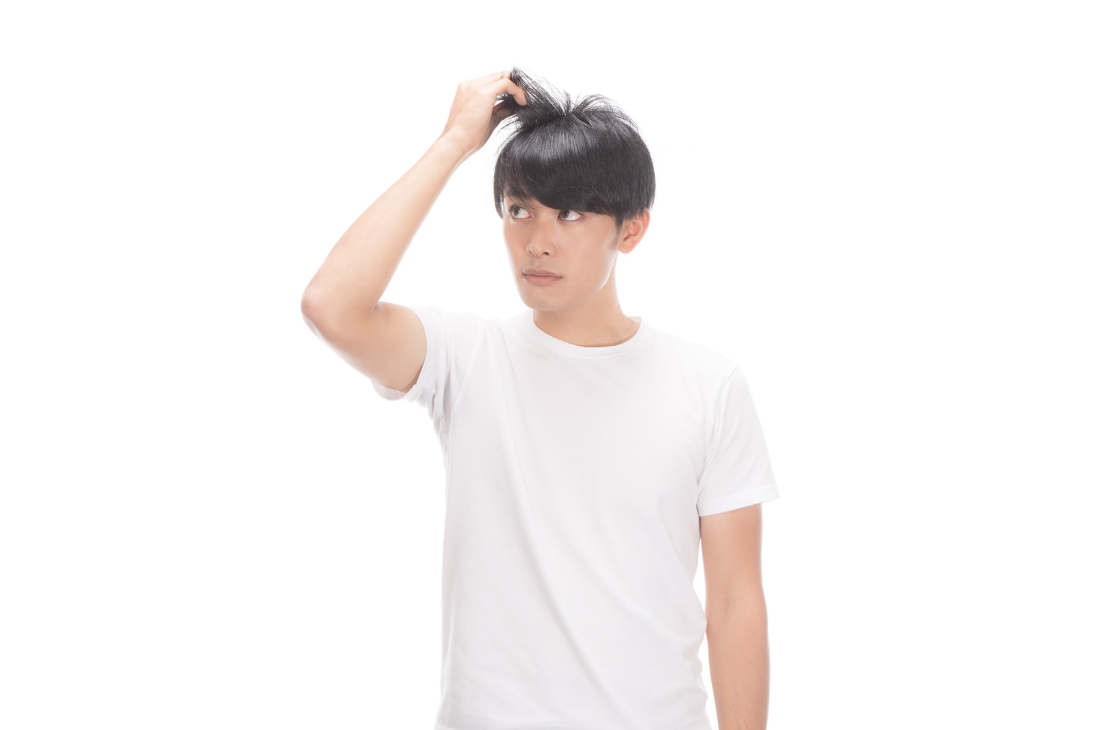 白いTシャツを着た男性が頭に手を当てて悩んでいる様子［モデル：完伍］