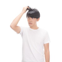 髪の毛が細くなってきたなーと頭を抱える男性の写真