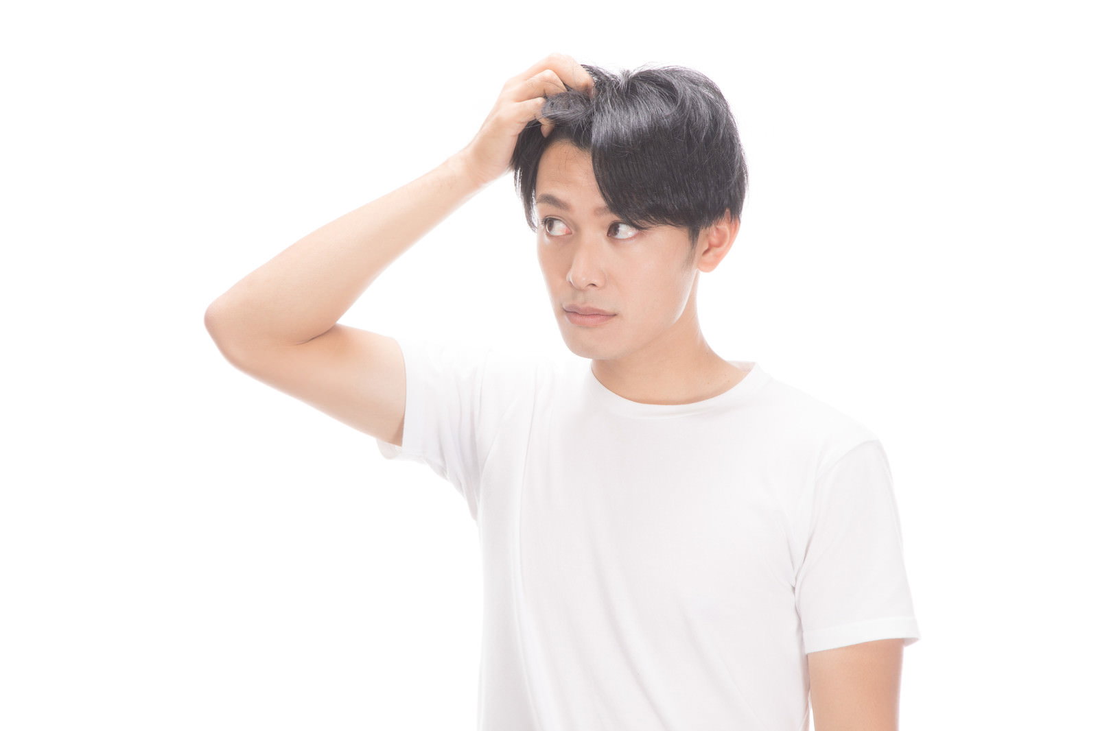 額に手を当てて生え際を気にする白いTシャツの男性［モデル：完伍］