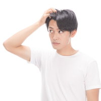 生え際の薄毛を気にする男性のヘアケアと育毛対策の写真
