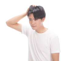 おでこの生え際が気になる若い男性のAGA悩みの写真