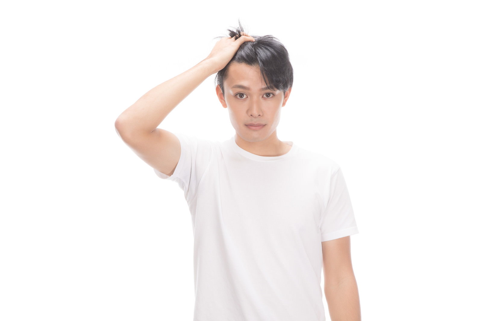 前髪をあげておでこの広さを見せる白いTシャツの若い男性［モデル：完伍］