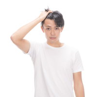 前髪をあげておでこの広さを見せる若い男性の写真