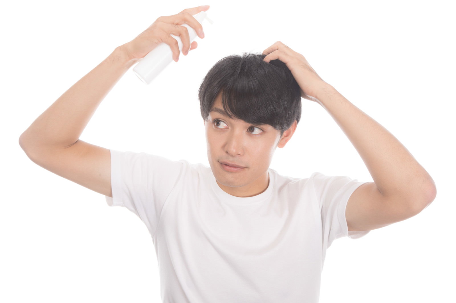 育毛剤スプレーを両手で頭部に使用している白いTシャツの男性［モデル：完伍］