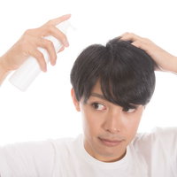 増毛スプレーを使う若い男性の薄毛・AGA対策の写真