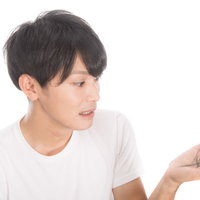 手のひらの抜け毛を気にする若い男性の薄毛の悩みの写真
