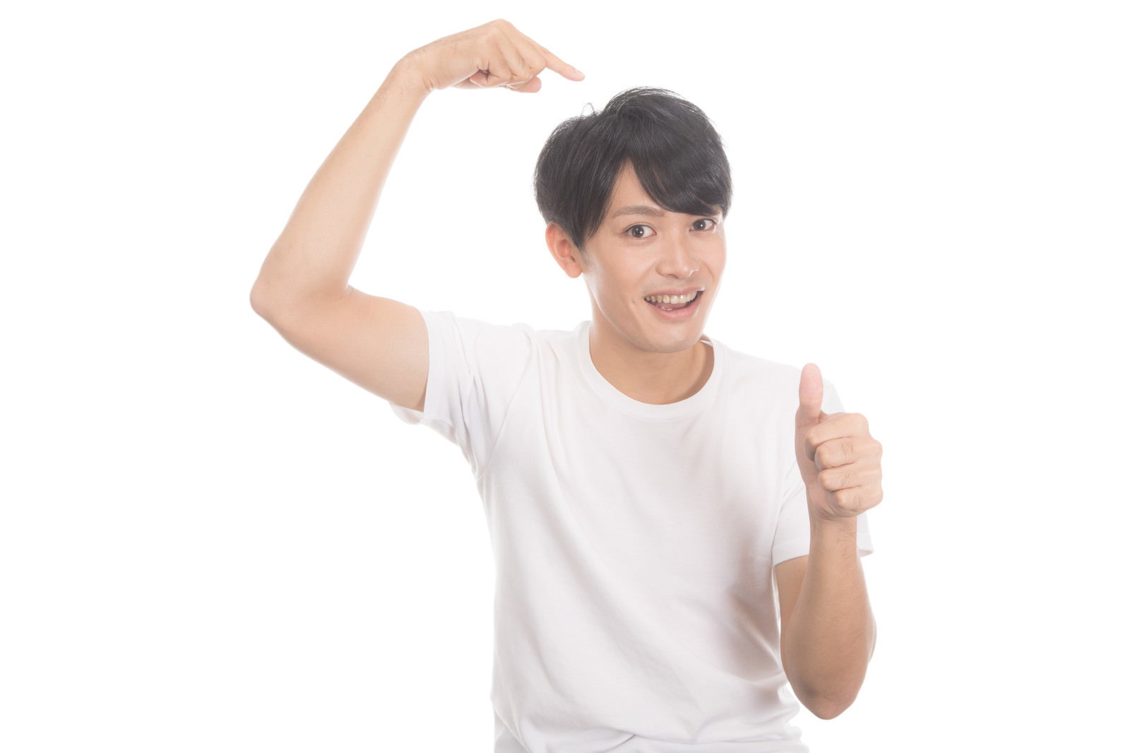 白いTシャツを着た男性がガッツポーズで笑顔を見せている［モデル：完伍］