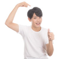 ヘアケアで満足している若い男性のガッツポーズの写真