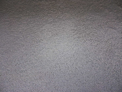 ところどころひび割れした灰色の壁のテクスチャー