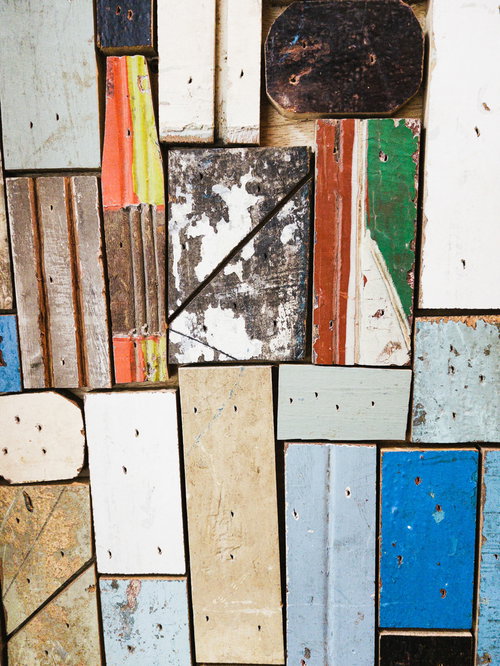 継ぎ接ぎした色とりどりの板壁のテクスチャー