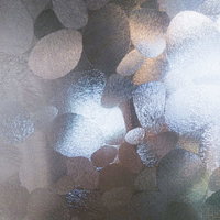 光を通す丸模様の擦りガラス。窓ガラステクスチャーの写真