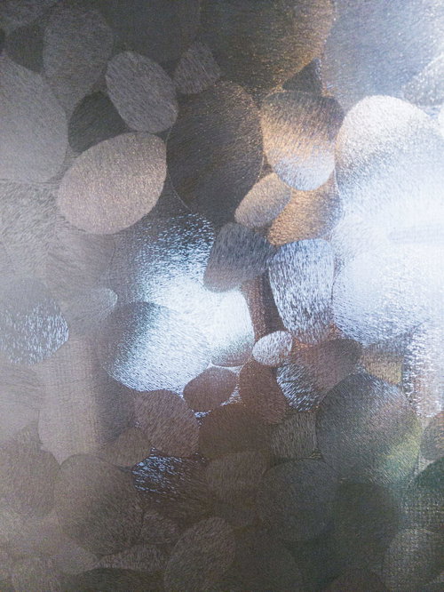 光を通す丸模様の擦りガラス。窓ガラステクスチャー