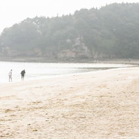 夏の伊万里市イマリンビーチの砂浜と穏やかな海岸の写真