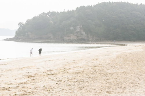 夏の伊万里市イマリンビーチの砂浜と穏やかな海岸