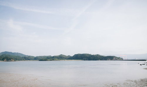 イマリンビーチから見える対岸の造船所と穏やかな海