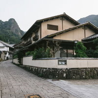 伝統的な古民家が建ち並ぶ大川内山の石畳の街並みの写真