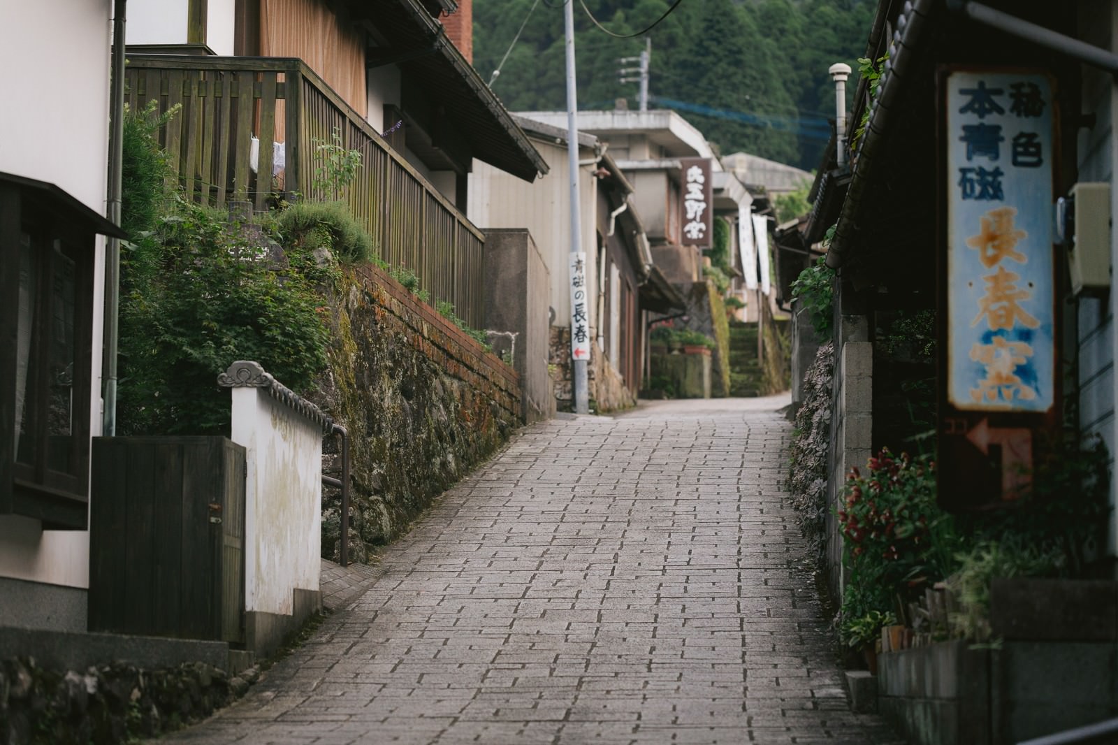 石畳の坂道沿いに伝統的な建物が並ぶ古風な街並み