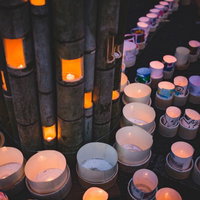 伊万里市のボシ灯ろうまつり、竹灯ろうを磁器の灯ろうが囲む夜景の写真