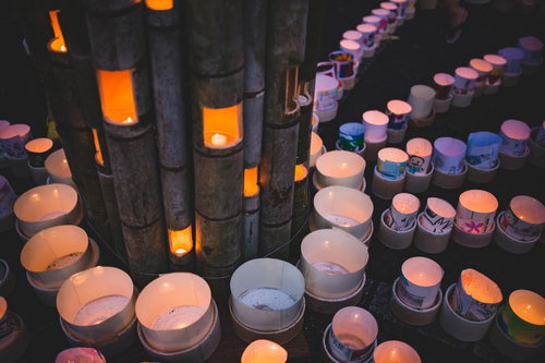 伊万里市のボシ灯ろうまつり、竹灯ろうを磁器の灯ろうが囲む夜景