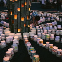 観光客が集まるボシ灯ろうまつりの灯ろう点灯風景の写真