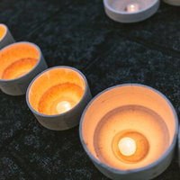 ボシを灯ろうに見立てて点火する伊万里市の夏祭りの写真
