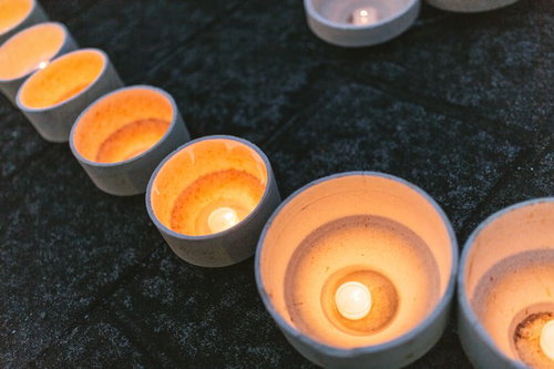 ボシを灯ろうに見立てて点火する伊万里市の夏祭り