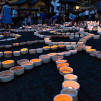 人であふれるボシ灯ろうまつりの灯ろう群が夜間に光る景観の写真