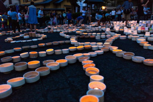 人であふれるボシ灯ろうまつりの灯ろう群が夜間に光る景観