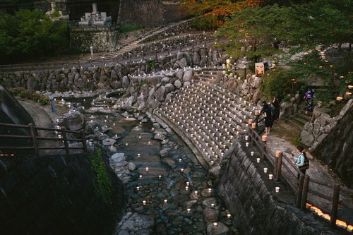 無数のろうそく（灯ろう）が夜を照らす「ボシ灯ろうまつり」