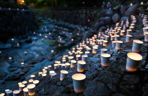 佐賀県伊万里市大川内山の夜間の石段に並ぶボシ灯ろうまつりの灯火