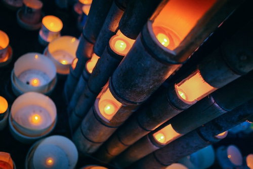 ろうそくの光が揺らぐ伊万里ボシ灯ろうまつり