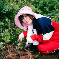 日本に芋掘り体験に来た現役アメリカ人ハーフの女性の写真