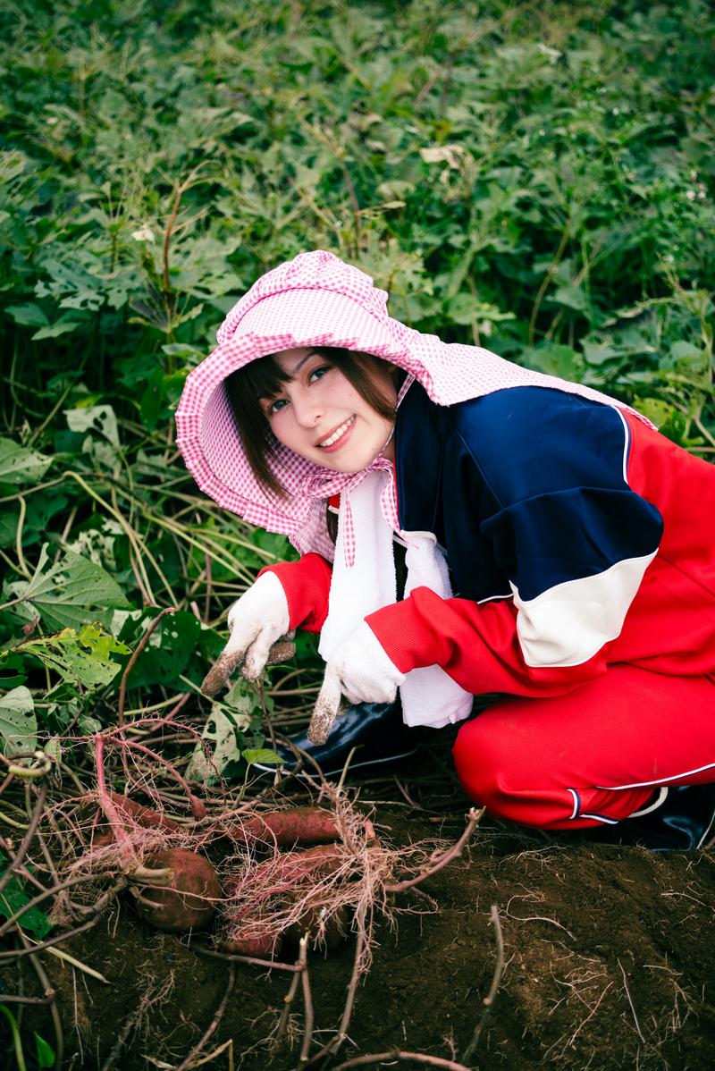 芋掘り体験をする若い外国人女性［モデル：ラミエル］