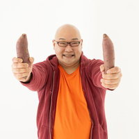 焼き芋を両手に掲げて全力で推す焼き芋アンバサダーの写真