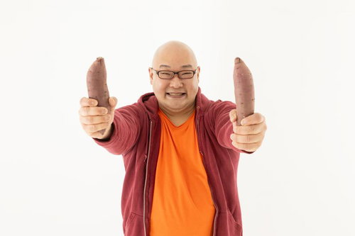 焼き芋を両手に掲げて全力で推す焼き芋アンバサダー